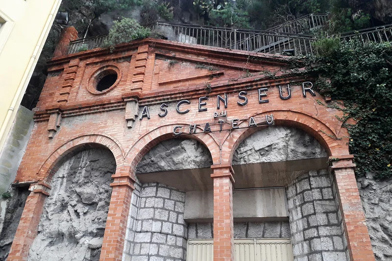 Ascenseur du château  — Parc de la Colline du château (France)