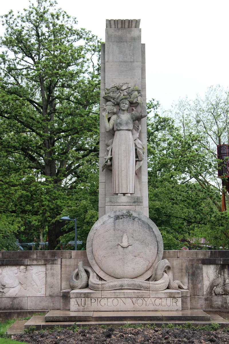 Monument aux Pigeons Voyageurs — Lille (France)