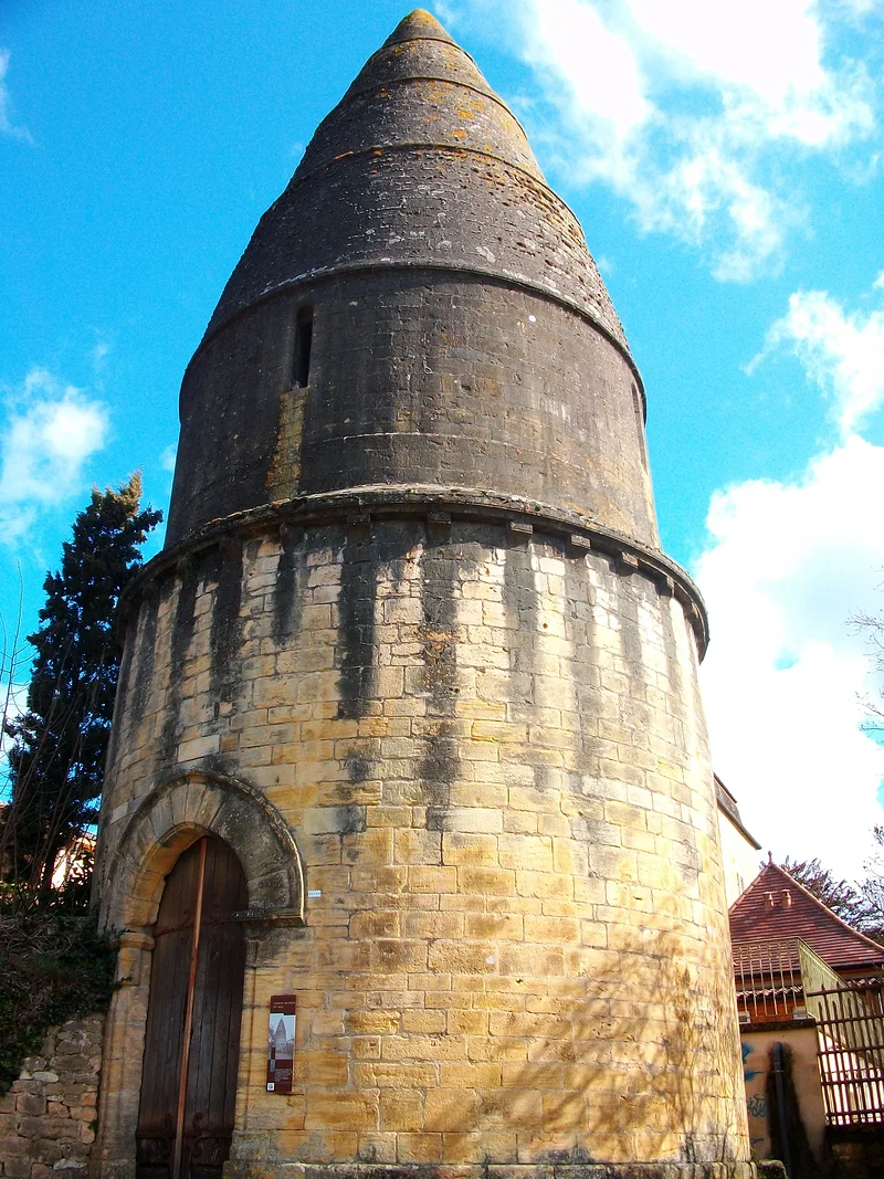 La Lanterne Des Morts — Cathédrale de Saint-Sacerdos (France)