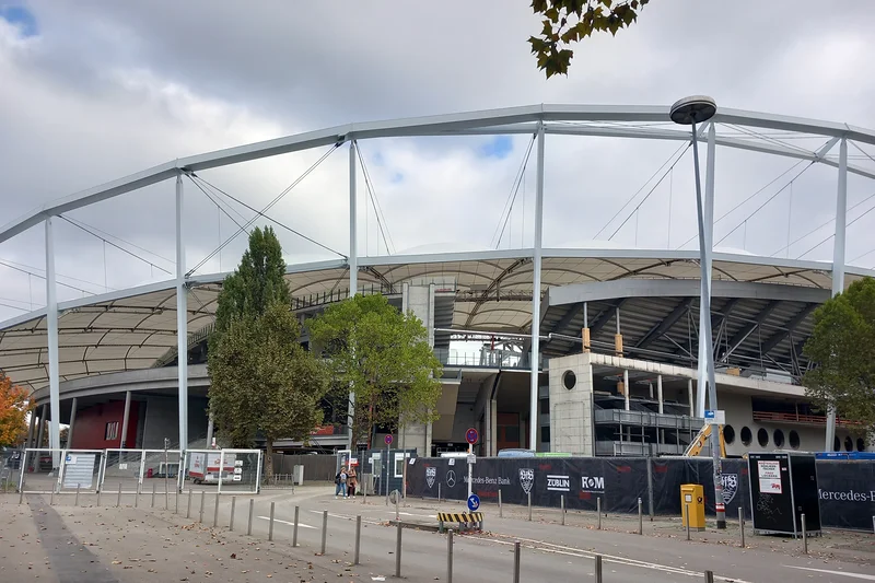 #5 Mercedes-Benz Arena (stade)