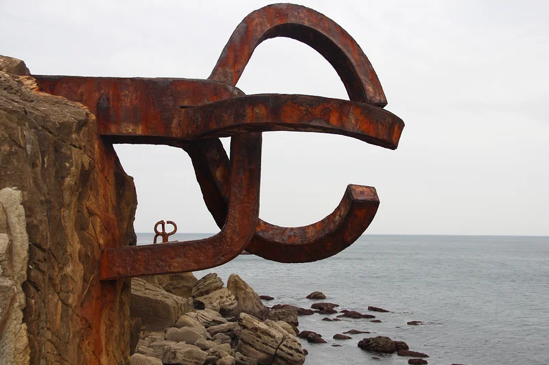 Sculpture Peine del Viento