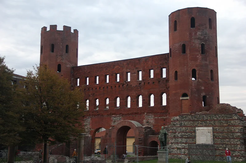 Porta Palatina — Tours palatines (Italie)
