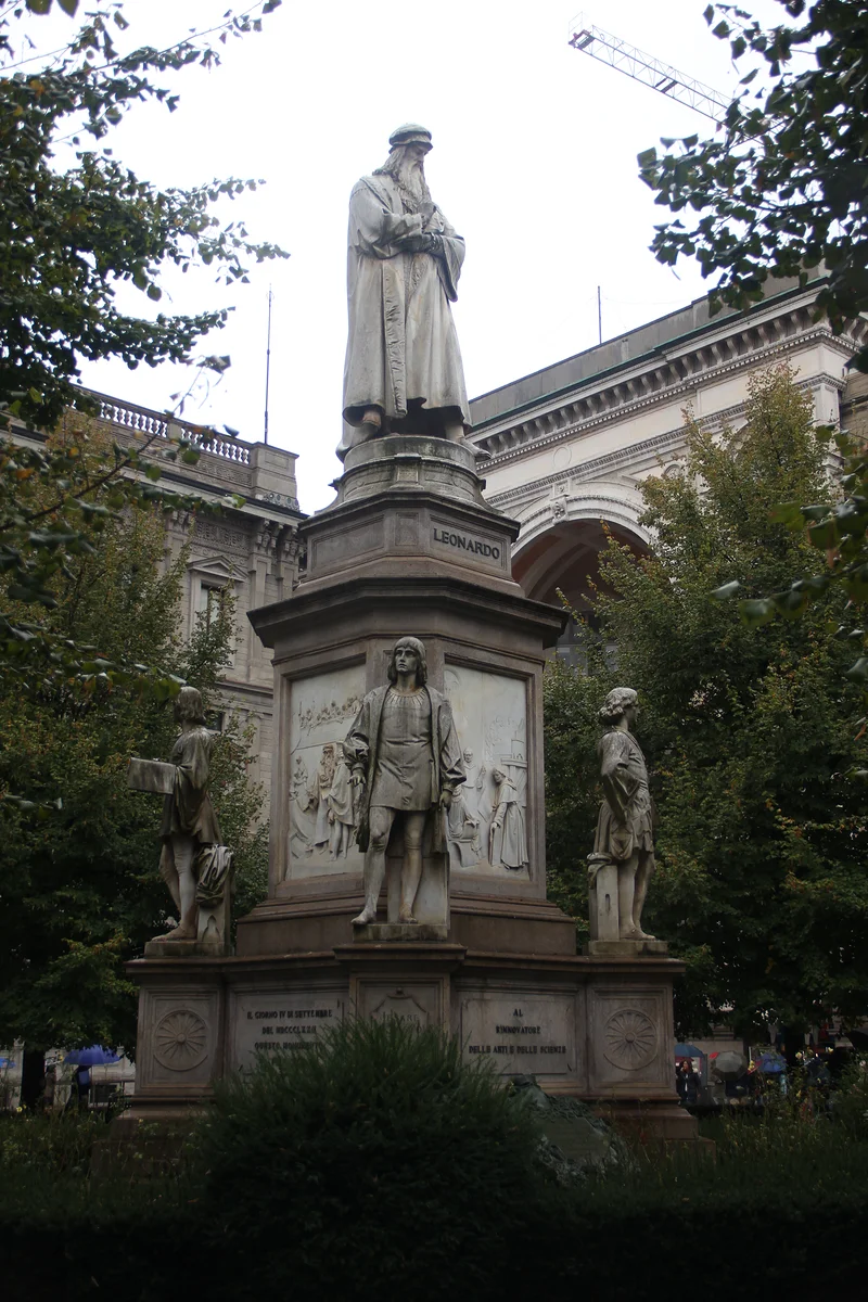 Leonardo da Vinci Statue