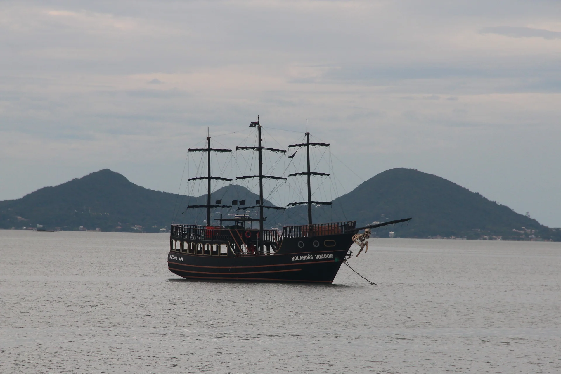 Um velho barco — Florianopolis (centre des congrès) (Brésil)