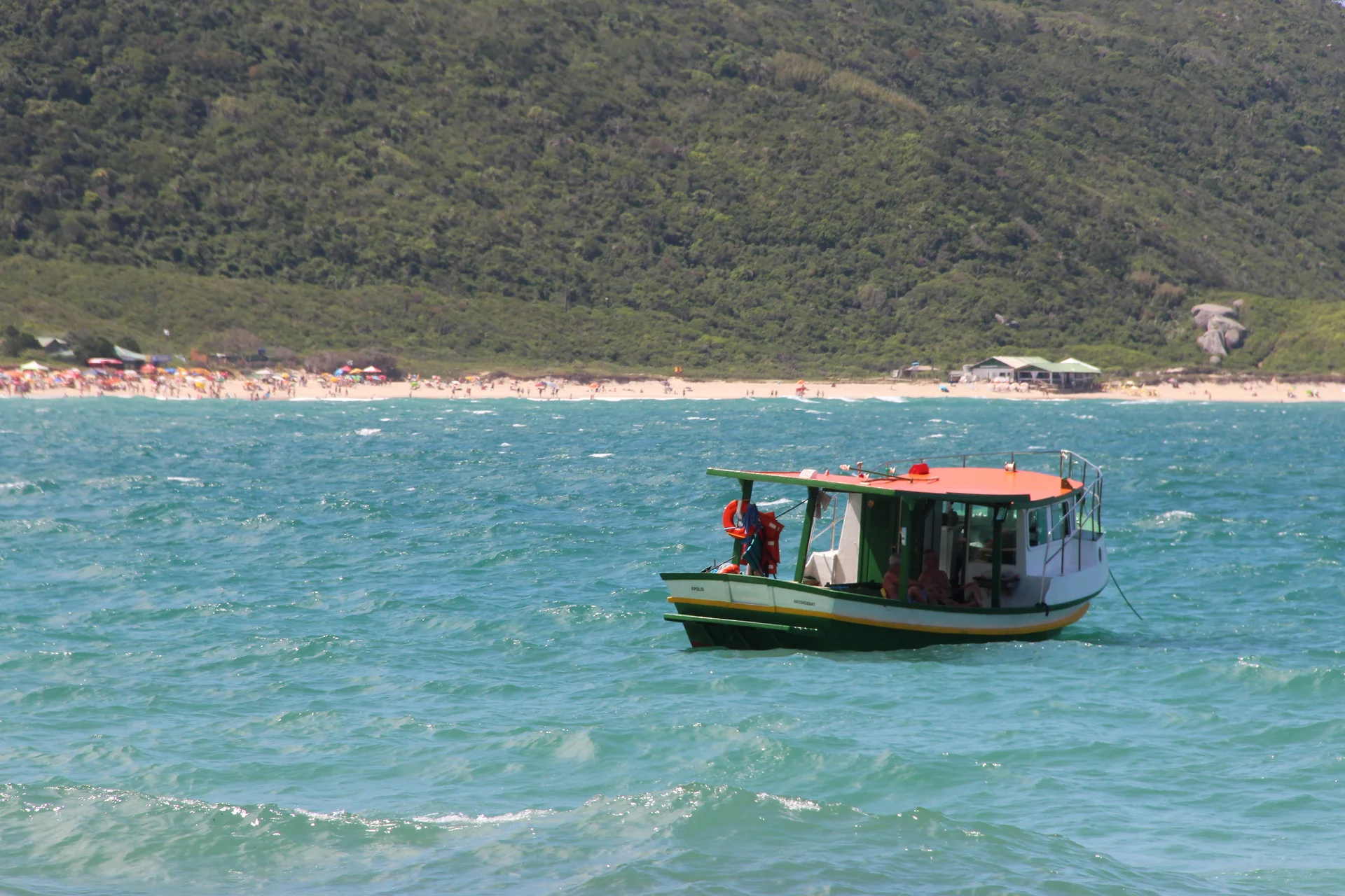 Um barco — Plage Mole (Brésil)