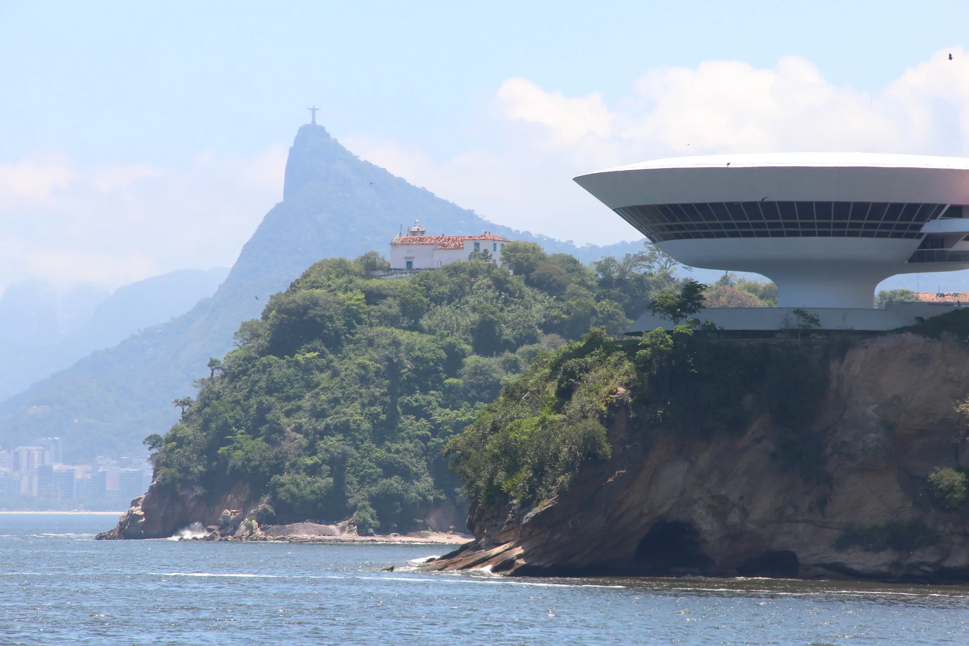 Museu de Arte Contemporânea de Niterói Museu de Arte Contemporânea de Niterói — Musée d'Art contemporain (Brésil)