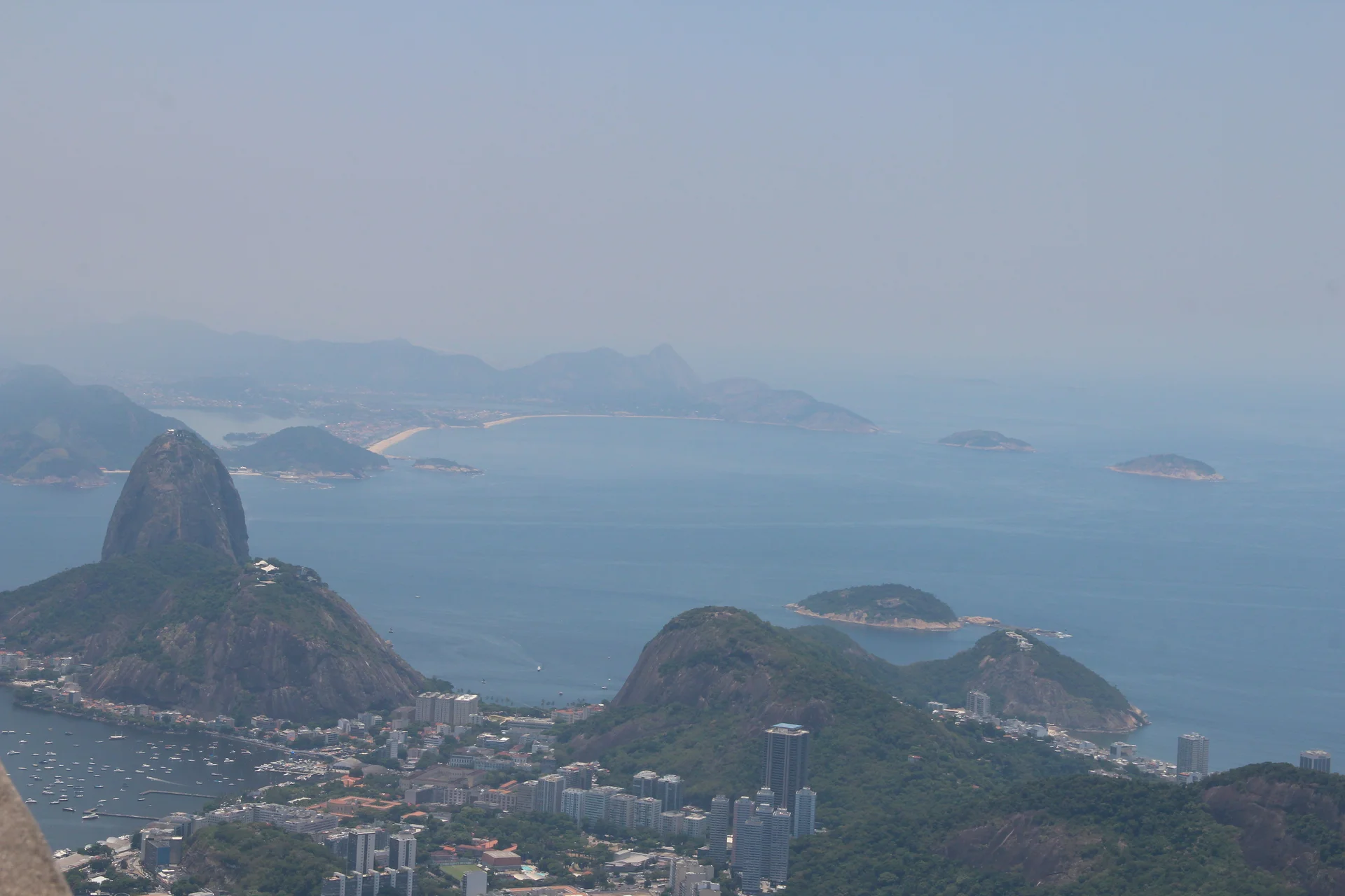 Montanha e Oceano Montanha e Oceano — Mont du Pain de Sucre (Brésil)