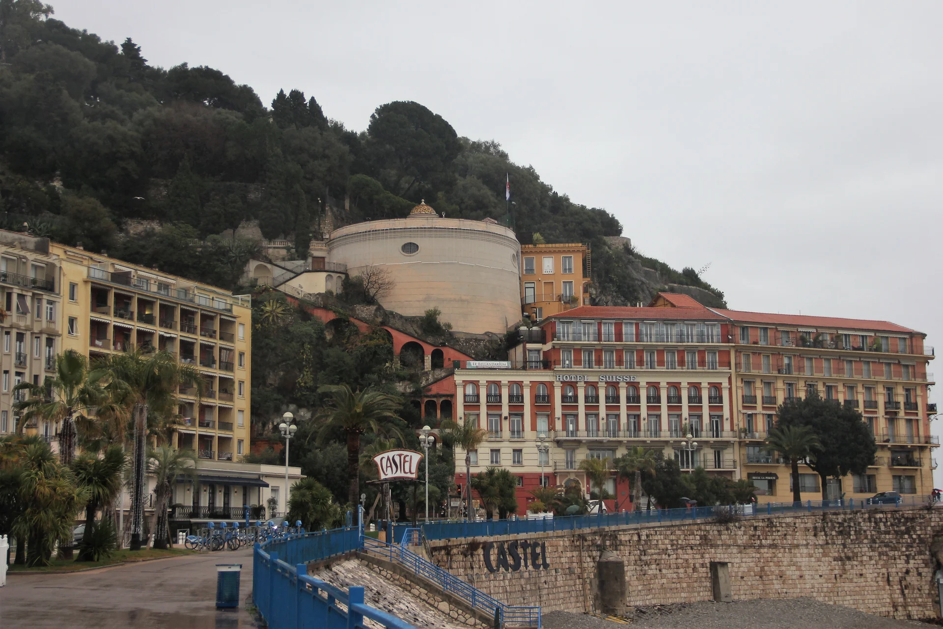 Vers le chateau — Quai Rauba-Capeù (France)