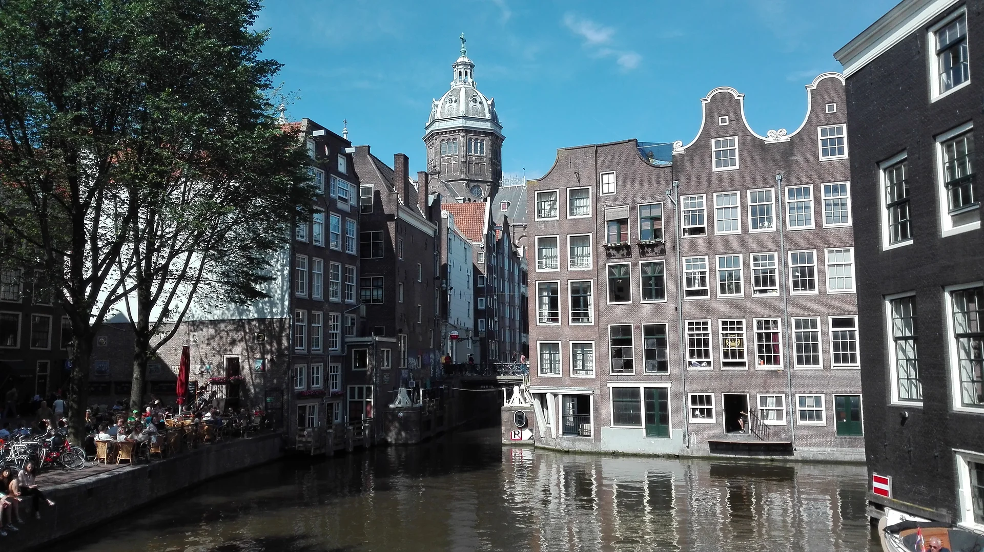 Canaux et l'Eglise Saint Nicolas — Église Saint-Nicolas d'Amsterdam (Pays-Bas)
