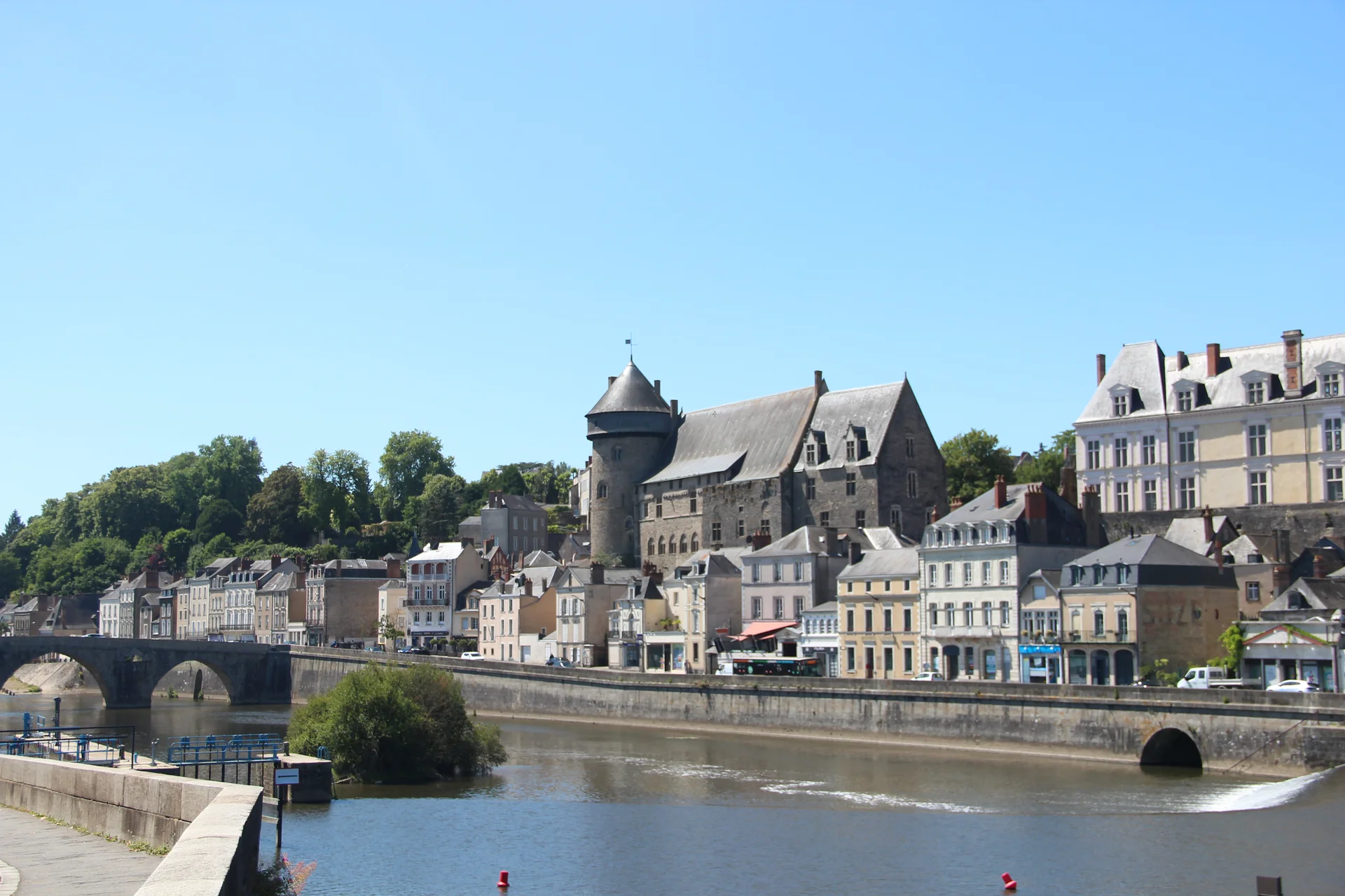 Château de Laval Château de Laval — Musée du Vieux-Château (France)