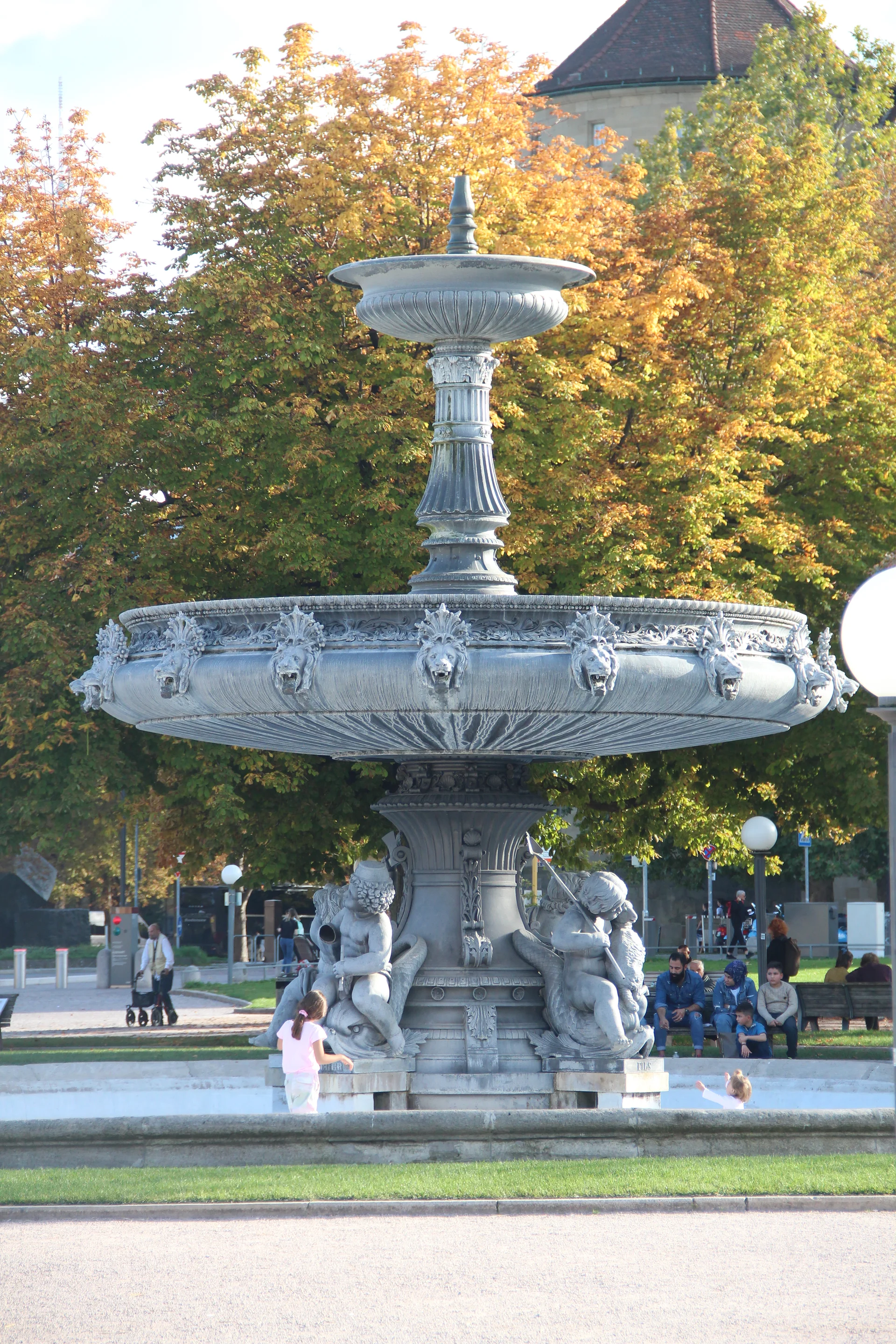 Schloßplatz-Springbrunnen Schloßplatz-Springbrunnen — Schlossplatz (Allemagne)