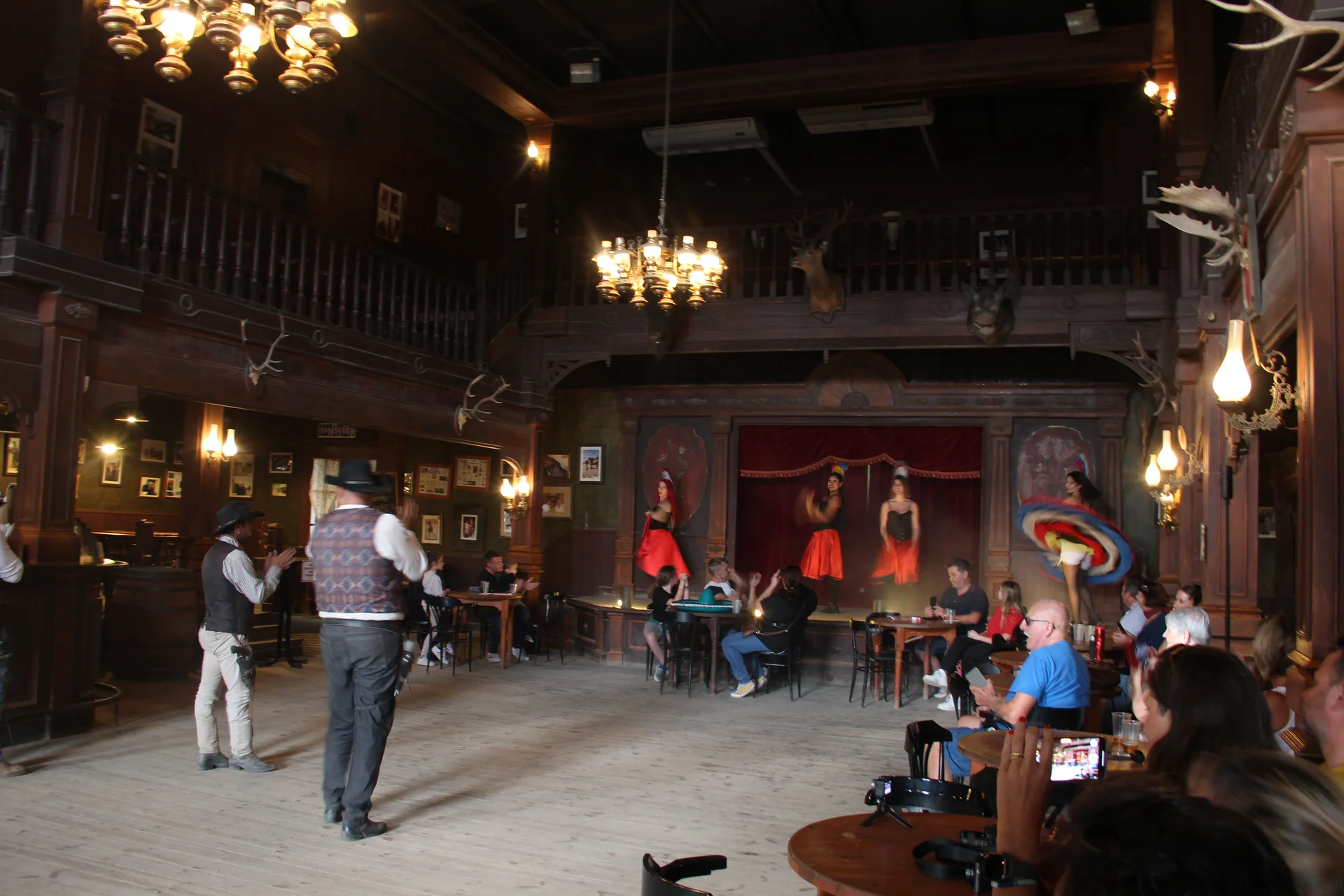 Spectacle au saloon Spectacle au saloon — Décor de western Texas Hollywood (Espagne)