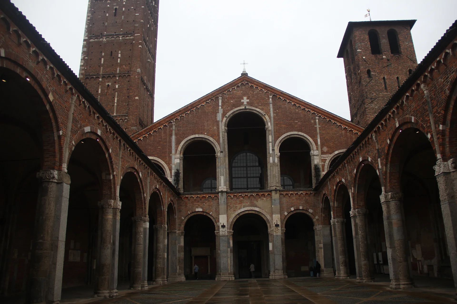 Basilica di Sant' Ambrogio — Basilica di Sant'Ambrogio (Italie)