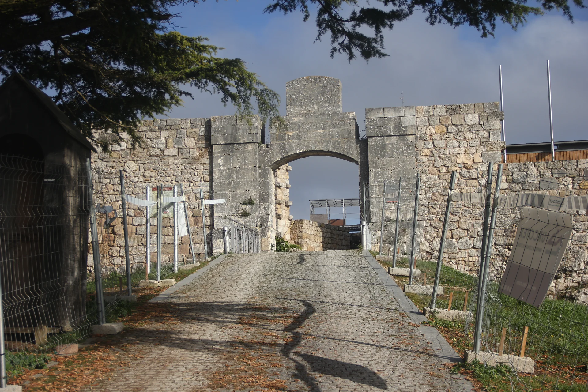 Entrada del castillo de Burgos Entrada del castillo de Burgos — Château de Burgos (Espagne)