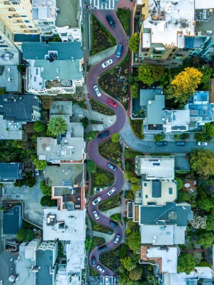 Lombard Street et ses 8 virages mythiques.