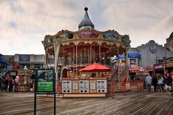 Attractions foraines du Pier 39.
