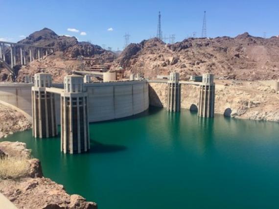 Barrage Hoover et les eaux turquoises du Lake Mead