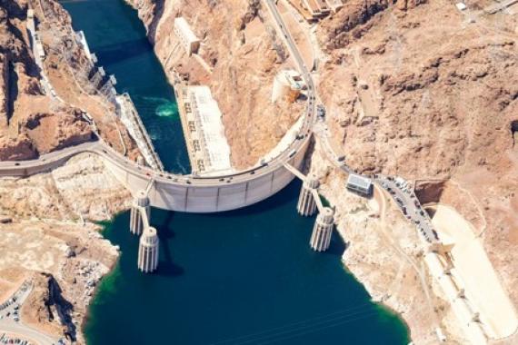 Vue aérienne des tours rappelant les 2 fuseaux horaires au Hoover Dam