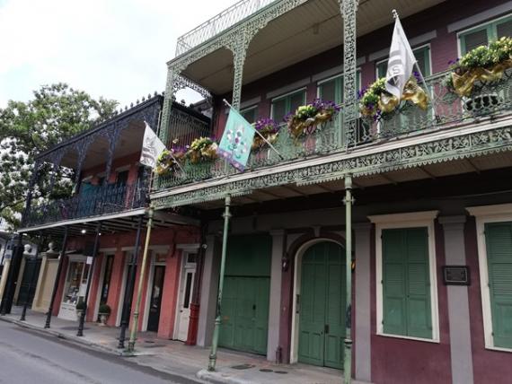 Maisons aux balcons en fer forgé