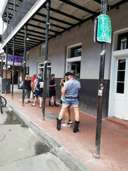 La débauche commence à se faire sentir dans la Bourbon Street ! 