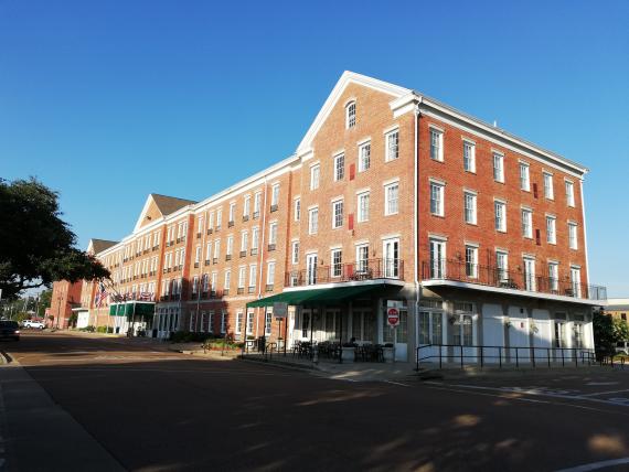 Immense bâtisse de Natchez transformée en hôtel