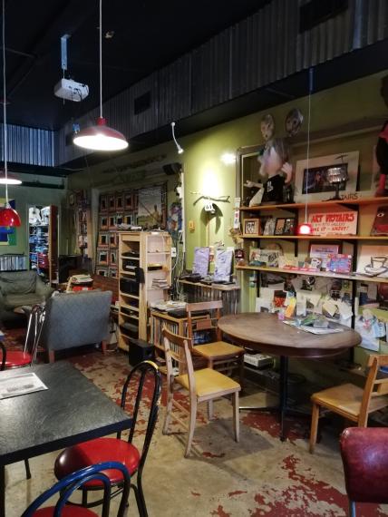 Intérieur cosy du petit café à côté du musée Coca-Cola