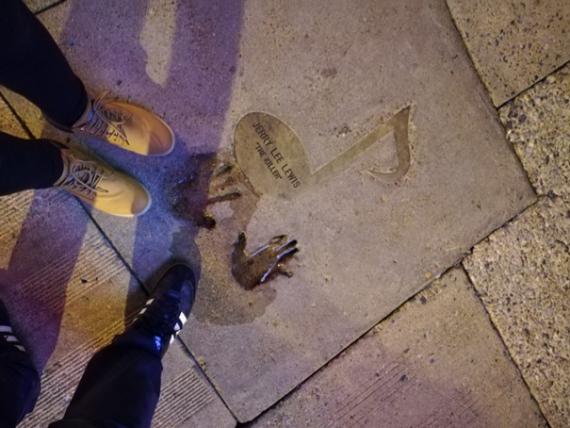 Trottoirs avec les noms des plus grands gravés dedans