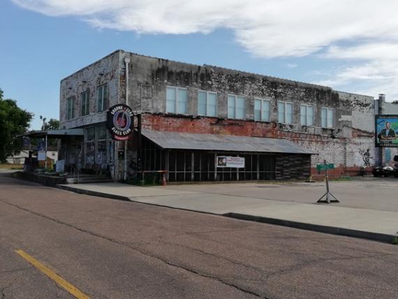 Le Ground Zero Blues Club, à côté du Madidi, semblant inanimé 
