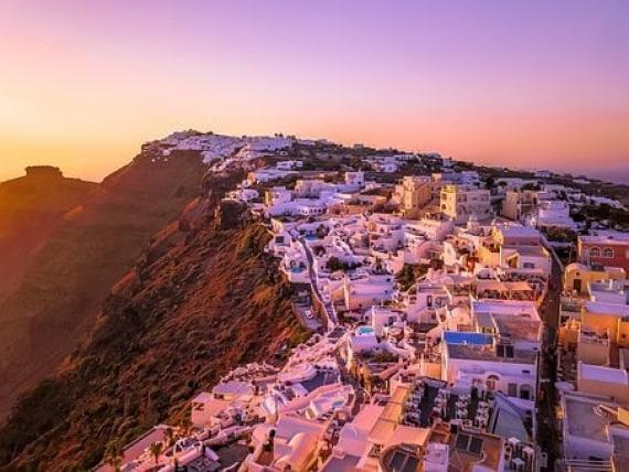 Les arêtes du volcan de Santorin couronnées de petites maisons blanches