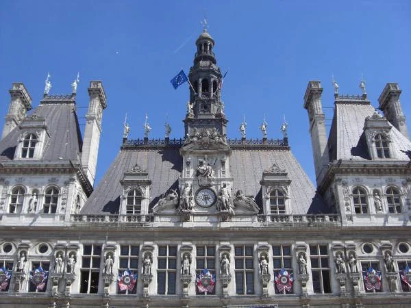Les statues de la façade — Hôtel de ville de Paris (France)