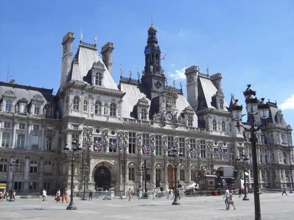 Esplanade de la Libération — Hôtel de ville de Paris (France)