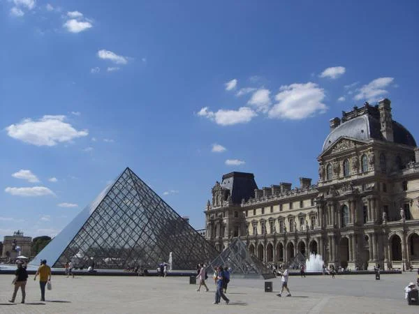 La Pyramide et le Pavillons Richelieu — Musée du Louvre (France)