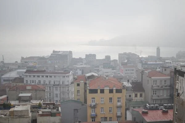 Le Bosphore sous le brouillard