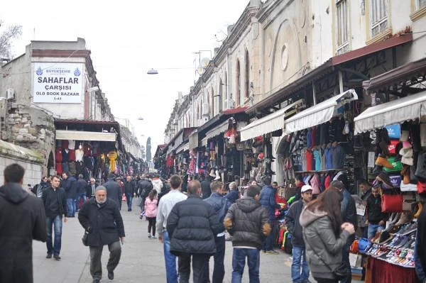 Une rue commerçante Une rue commerçante — Istanbul (Turquie)