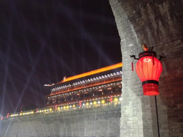 Des dizaines de projecteurs — Remparts de Xi'an (Chine)