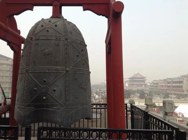 La cloche et son arrière plan — Tour de la cloche (Chine)