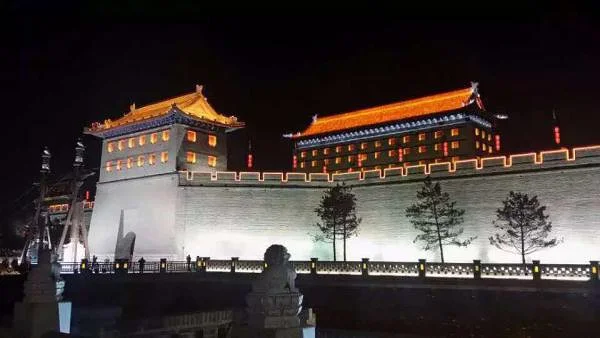 Des Remparts mis en valeur la nuit — Remparts de Xi'an (Chine)