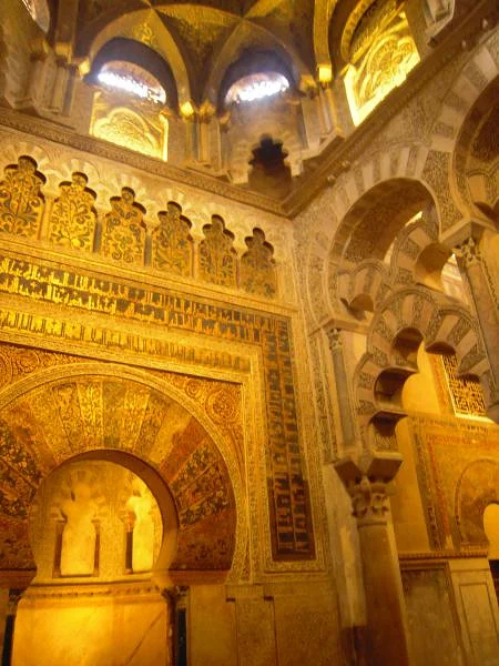 Mirhab avec arches et plafond — Mosquée-cathédrale de Cordoue (Espagne)