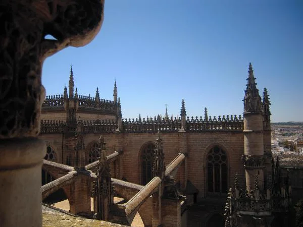 Vue du milieu de la Giralda sur la Cathédrale Vue du milieu de la Giralda sur la Cathédrale — Cathédrale de Séville (Espagne)