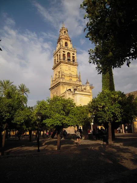 Cour des orangers et tour — Mosquée-cathédrale de Cordoue (Espagne)