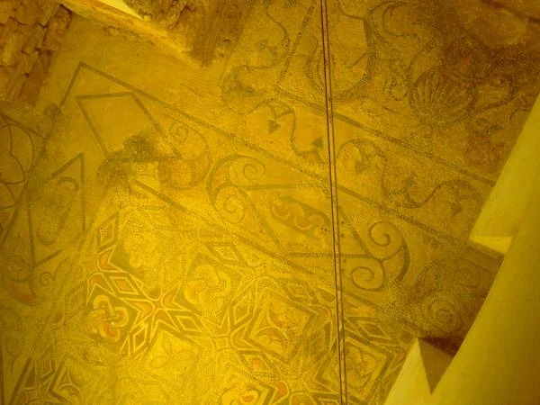 Reste de la basilique wisigothique construite en dessous. — Mosquée-cathédrale de Cordoue (Espagne)