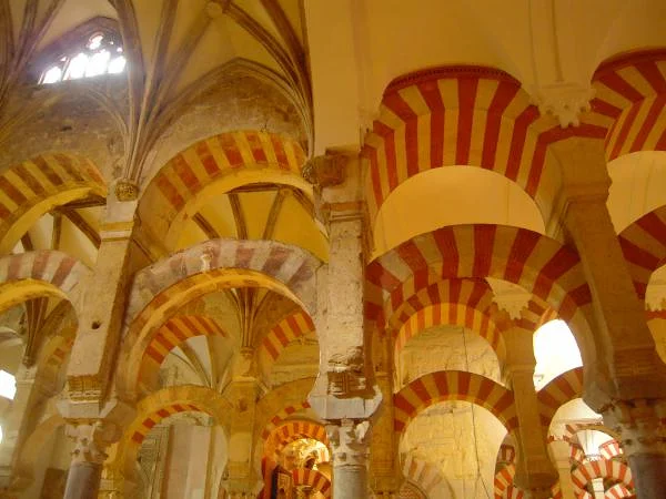 Arches mêlant les styles — Mosquée-cathédrale de Cordoue (Espagne)