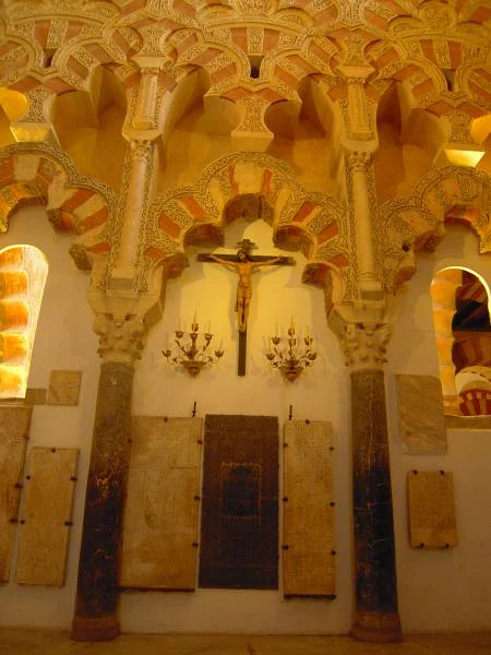 Cruficix et arches mauresques — Mosquée-cathédrale de Cordoue (Espagne)
