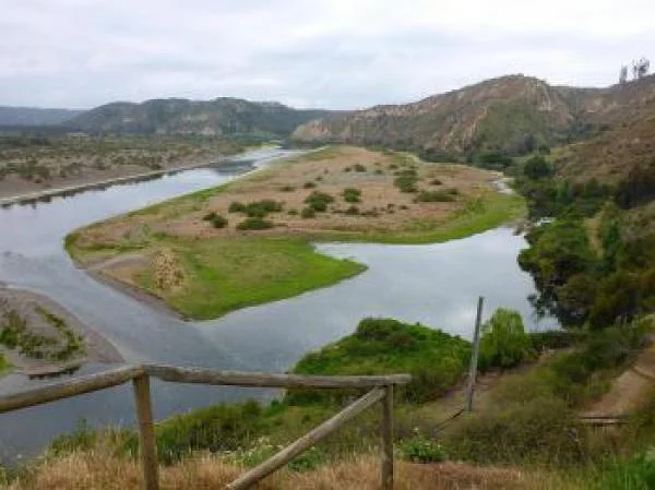 Désembouchure de la rivière dans l'océan Pacifique