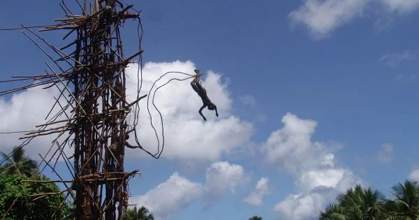 Le saut du Gol ou l'ancêtre du saut à l'élastique !