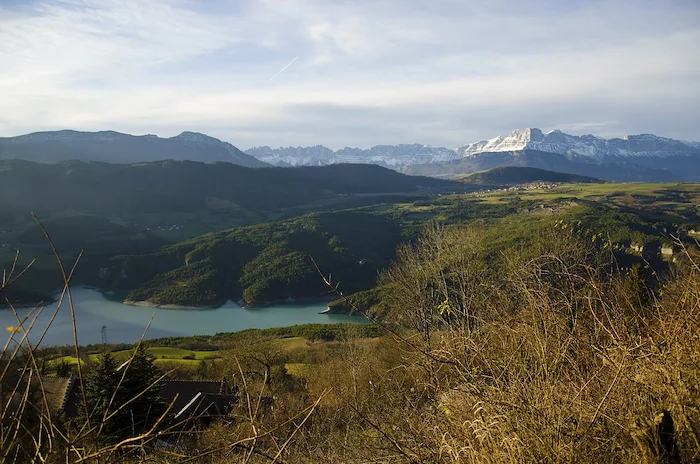Camping et randonnée à Monteynard, plus beau lac d'Isère
