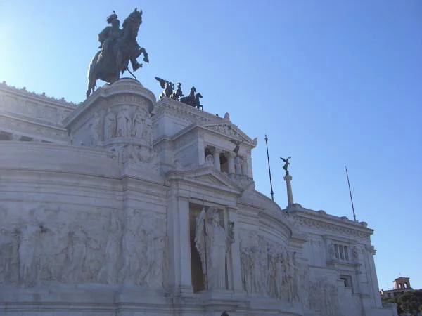 Façace scultée en marbe blanc du Vittoriano — Monument national à Victor-Emmanuel II (Italie)