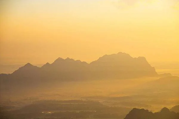 Lever de soleil Lever de soleil — Maulmyine (Myanmar)