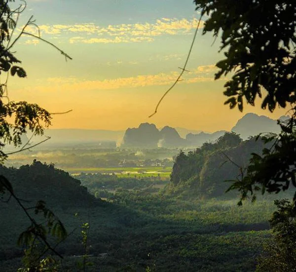 Escalade Escalade — Maulmyine (Myanmar)