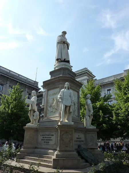 Statue de Leonardo Da Vinci — Piazza della Scala (Italie)